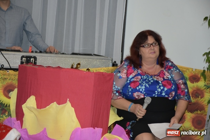 Zdjęcie w galerii na portalu naszraciborz.pl: Rodzice wystąpili dla dzieci. Nietypowy prezent na mikołajki w Roszkowie wiadomości z regionu