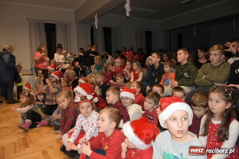 Zdjęcie w galerii na portalu naszraciborz.pl: Rodzice wystąpili dla dzieci. Nietypowy prezent na mikołajki w Roszkowie wiadomości z regionu