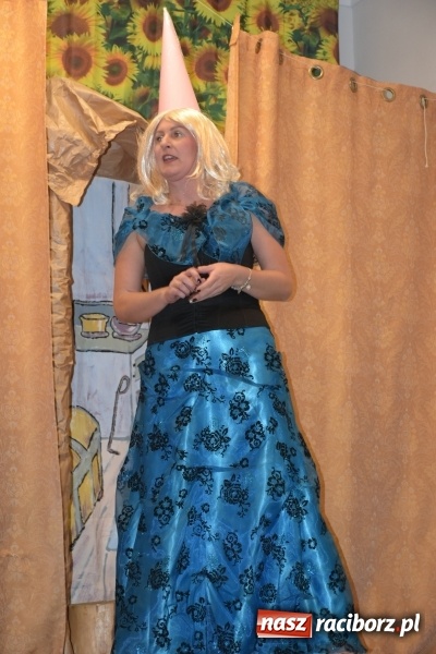 Zdjęcie w galerii na portalu naszraciborz.pl: Rodzice wystąpili dla dzieci. Nietypowy prezent na mikołajki w Roszkowie wiadomości z regionu