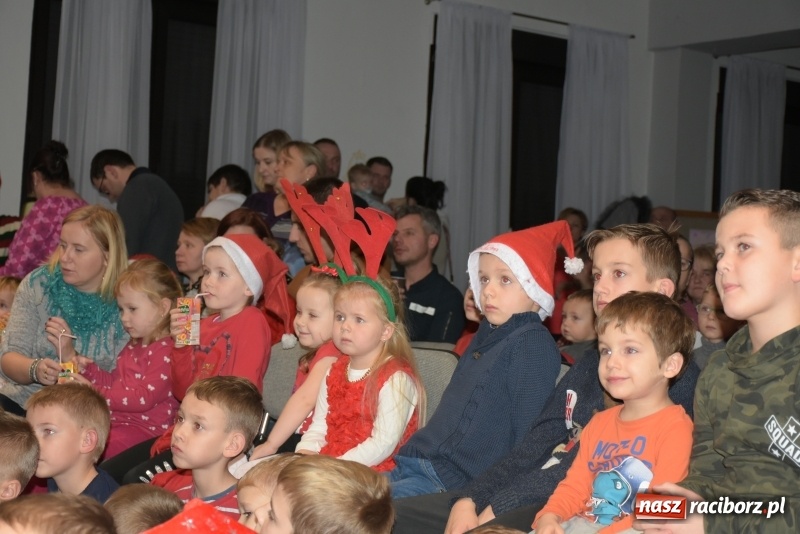 Zdjęcie w galerii na portalu naszraciborz.pl: Rodzice wystąpili dla dzieci. Nietypowy prezent na mikołajki w Roszkowie wiadomości z regionu