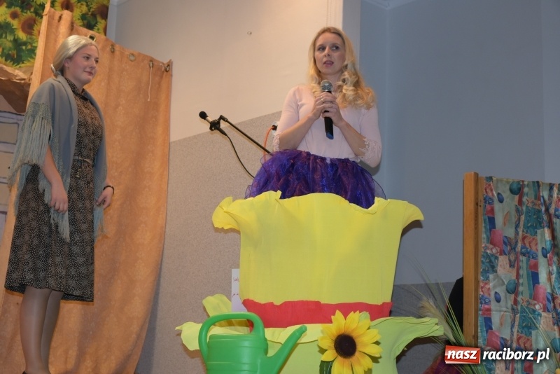 Zdjęcie w galerii na portalu naszraciborz.pl: Rodzice wystąpili dla dzieci. Nietypowy prezent na mikołajki w Roszkowie wiadomości z regionu