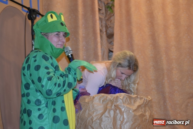 Zdjęcie w galerii na portalu naszraciborz.pl: Rodzice wystąpili dla dzieci. Nietypowy prezent na mikołajki w Roszkowie wiadomości z regionu