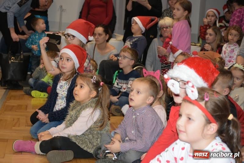 Zdjęcie w galerii na portalu naszraciborz.pl: Rodzice wystąpili dla dzieci. Nietypowy prezent na mikołajki w Roszkowie wiadomości z regionu