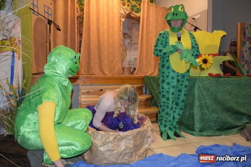 Zdjęcie w galerii na portalu naszraciborz.pl: Rodzice wystąpili dla dzieci. Nietypowy prezent na mikołajki w Roszkowie wiadomości z regionu