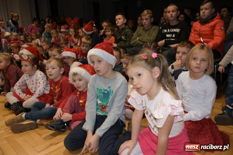 Zdjęcie w galerii na portalu naszraciborz.pl: Rodzice wystąpili dla dzieci. Nietypowy prezent na mikołajki w Roszkowie wiadomości z regionu