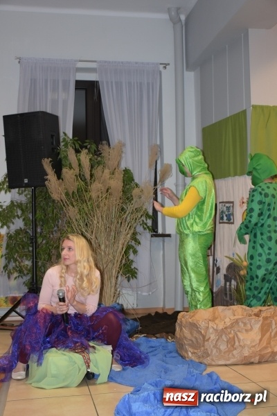 Zdjęcie w galerii na portalu naszraciborz.pl: Rodzice wystąpili dla dzieci. Nietypowy prezent na mikołajki w Roszkowie wiadomości z regionu