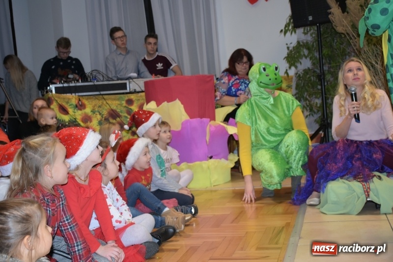 Zdjęcie w galerii na portalu naszraciborz.pl: Rodzice wystąpili dla dzieci. Nietypowy prezent na mikołajki w Roszkowie wiadomości z regionu