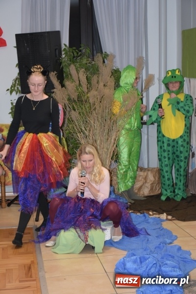 Zdjęcie w galerii na portalu naszraciborz.pl: Rodzice wystąpili dla dzieci. Nietypowy prezent na mikołajki w Roszkowie wiadomości z regionu