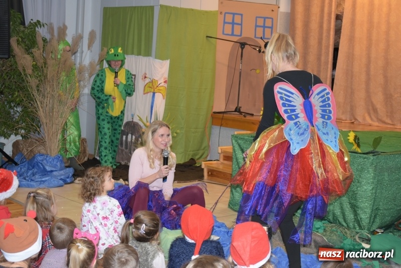 Zdjęcie w galerii na portalu naszraciborz.pl: Rodzice wystąpili dla dzieci. Nietypowy prezent na mikołajki w Roszkowie wiadomości z regionu