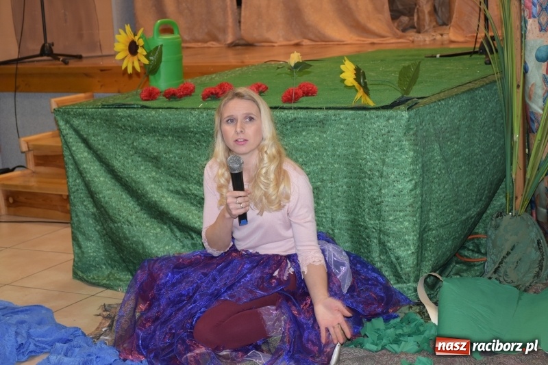 Zdjęcie w galerii na portalu naszraciborz.pl: Rodzice wystąpili dla dzieci. Nietypowy prezent na mikołajki w Roszkowie wiadomości z regionu