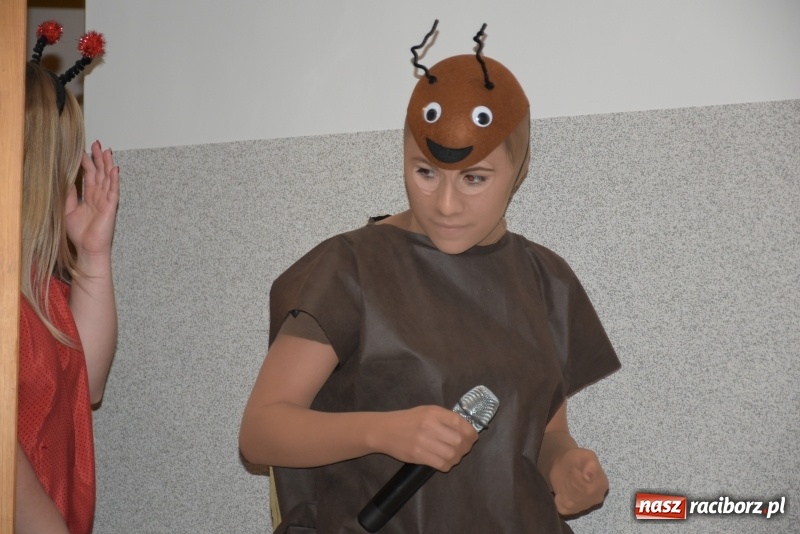 Zdjęcie w galerii na portalu naszraciborz.pl: Rodzice wystąpili dla dzieci. Nietypowy prezent na mikołajki w Roszkowie wiadomości z regionu