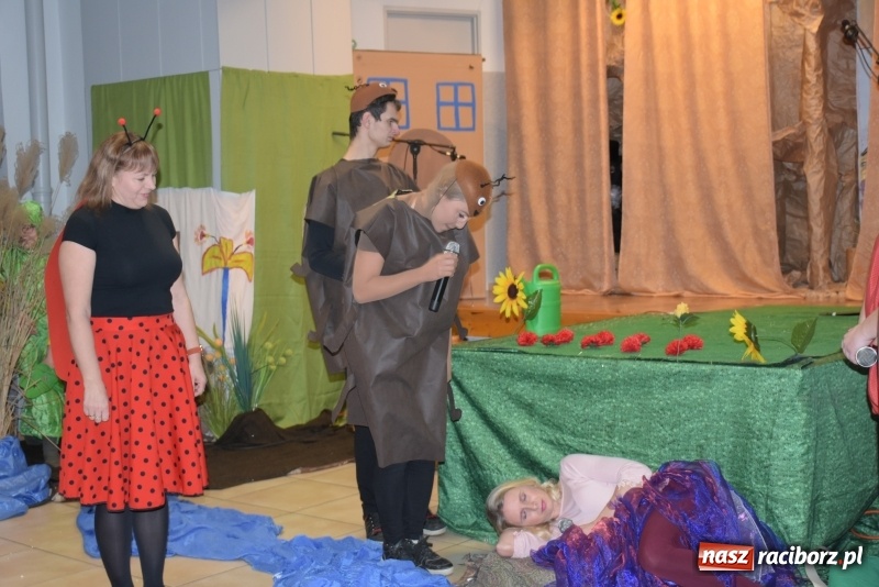 Zdjęcie w galerii na portalu naszraciborz.pl: Rodzice wystąpili dla dzieci. Nietypowy prezent na mikołajki w Roszkowie wiadomości z regionu