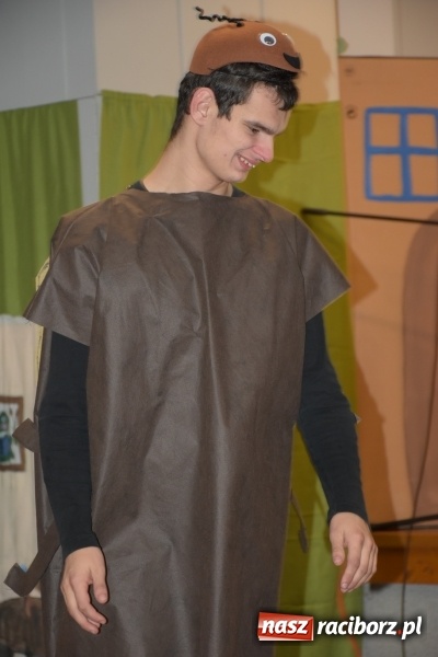 Zdjęcie w galerii na portalu naszraciborz.pl: Rodzice wystąpili dla dzieci. Nietypowy prezent na mikołajki w Roszkowie wiadomości z regionu