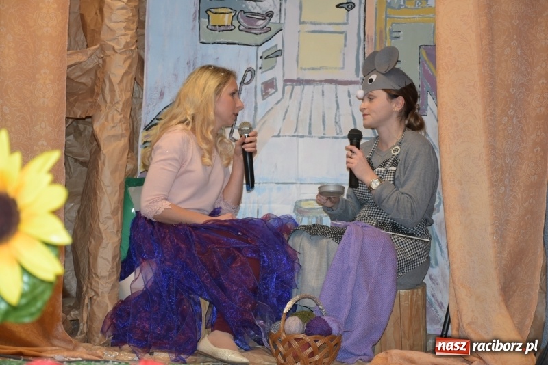 Zdjęcie w galerii na portalu naszraciborz.pl: Rodzice wystąpili dla dzieci. Nietypowy prezent na mikołajki w Roszkowie wiadomości z regionu