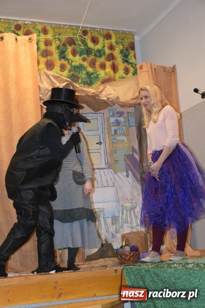 Zdjęcie w galerii na portalu naszraciborz.pl: Rodzice wystąpili dla dzieci. Nietypowy prezent na mikołajki w Roszkowie wiadomości z regionu