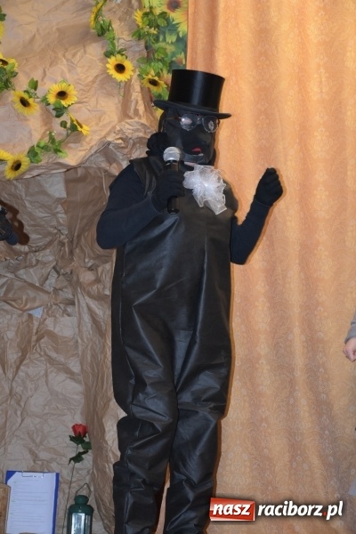 Zdjęcie w galerii na portalu naszraciborz.pl: Rodzice wystąpili dla dzieci. Nietypowy prezent na mikołajki w Roszkowie wiadomości z regionu