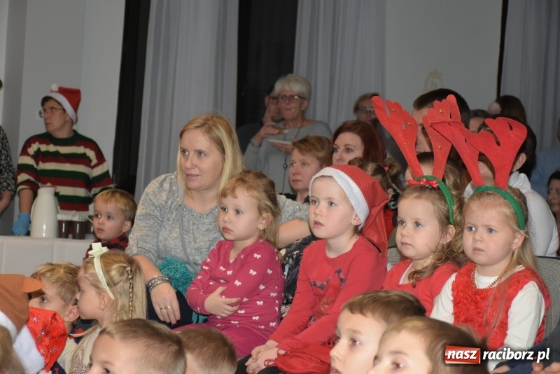 Zdjęcie w galerii na portalu naszraciborz.pl: Rodzice wystąpili dla dzieci. Nietypowy prezent na mikołajki w Roszkowie wiadomości z regionu