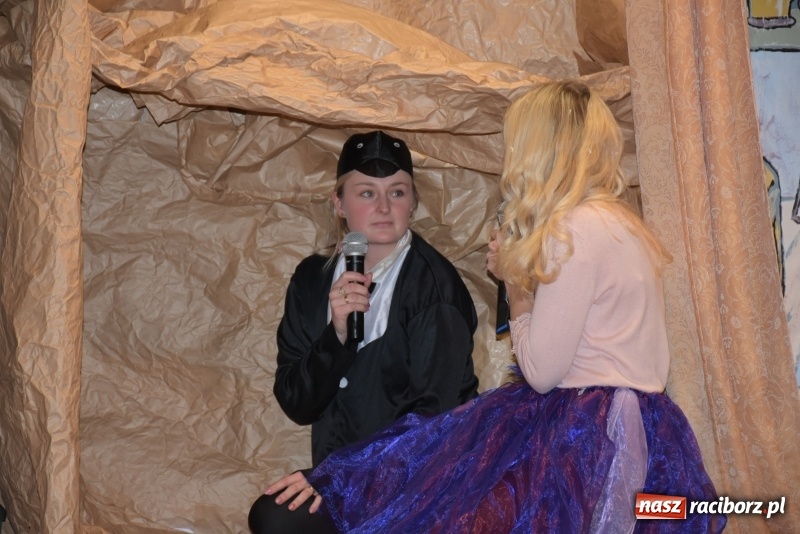 Zdjęcie w galerii na portalu naszraciborz.pl: Rodzice wystąpili dla dzieci. Nietypowy prezent na mikołajki w Roszkowie wiadomości z regionu