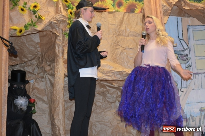 Zdjęcie w galerii na portalu naszraciborz.pl: Rodzice wystąpili dla dzieci. Nietypowy prezent na mikołajki w Roszkowie wiadomości z regionu