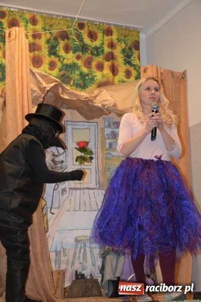 Zdjęcie w galerii na portalu naszraciborz.pl: Rodzice wystąpili dla dzieci. Nietypowy prezent na mikołajki w Roszkowie wiadomości z regionu