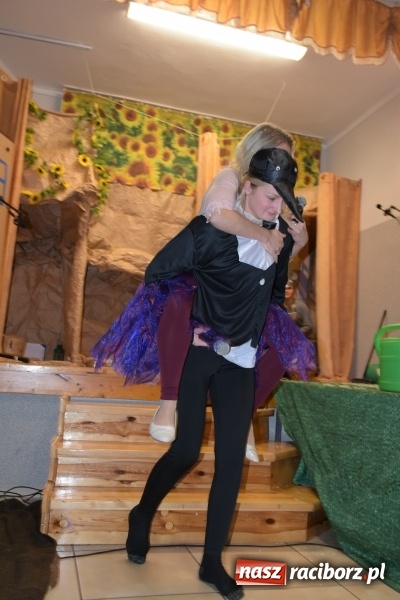 Zdjęcie w galerii na portalu naszraciborz.pl: Rodzice wystąpili dla dzieci. Nietypowy prezent na mikołajki w Roszkowie wiadomości z regionu