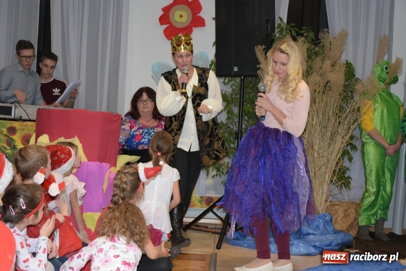 Zdjęcie w galerii na portalu naszraciborz.pl: Rodzice wystąpili dla dzieci. Nietypowy prezent na mikołajki w Roszkowie wiadomości z regionu