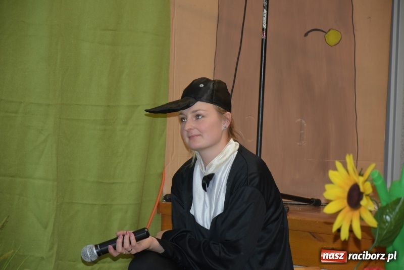 Zdjęcie w galerii na portalu naszraciborz.pl: Rodzice wystąpili dla dzieci. Nietypowy prezent na mikołajki w Roszkowie wiadomości z regionu