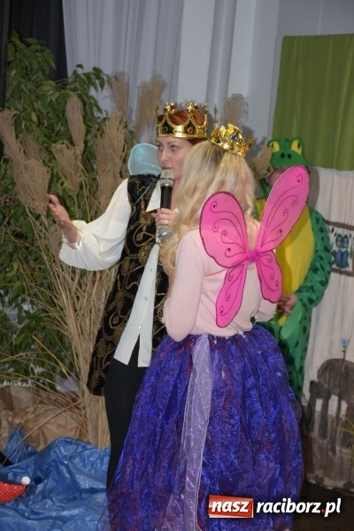 Zdjęcie w galerii na portalu naszraciborz.pl: Rodzice wystąpili dla dzieci. Nietypowy prezent na mikołajki w Roszkowie wiadomości z regionu