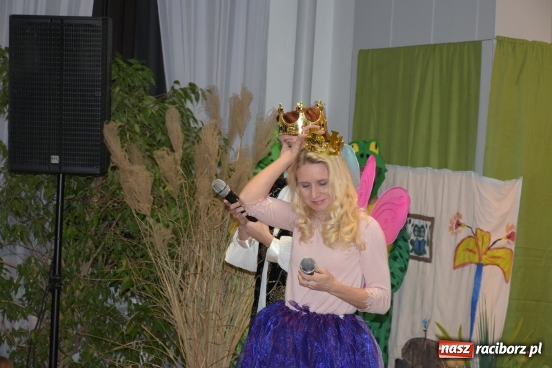 Zdjęcie w galerii na portalu naszraciborz.pl: Rodzice wystąpili dla dzieci. Nietypowy prezent na mikołajki w Roszkowie wiadomości z regionu