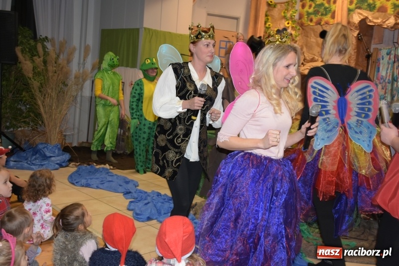 Zdjęcie w galerii na portalu naszraciborz.pl: Rodzice wystąpili dla dzieci. Nietypowy prezent na mikołajki w Roszkowie wiadomości z regionu