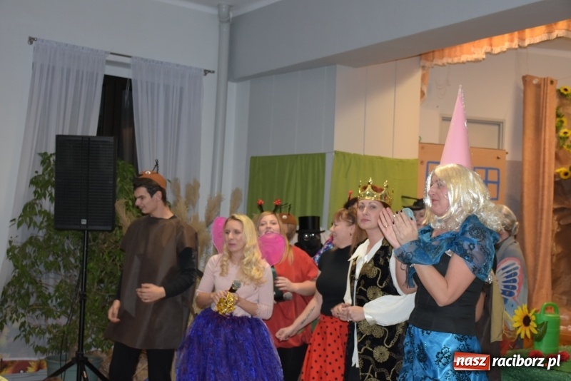 Zdjęcie w galerii na portalu naszraciborz.pl: Rodzice wystąpili dla dzieci. Nietypowy prezent na mikołajki w Roszkowie wiadomości z regionu