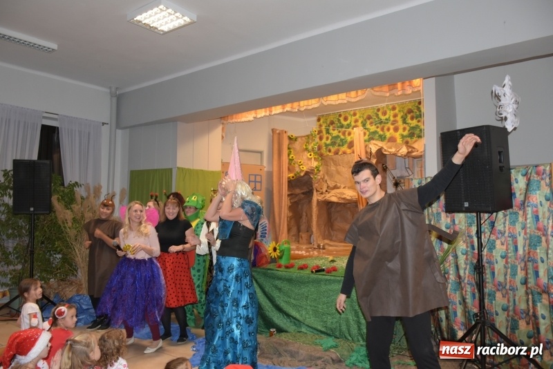Zdjęcie w galerii na portalu naszraciborz.pl: Rodzice wystąpili dla dzieci. Nietypowy prezent na mikołajki w Roszkowie wiadomości z regionu
