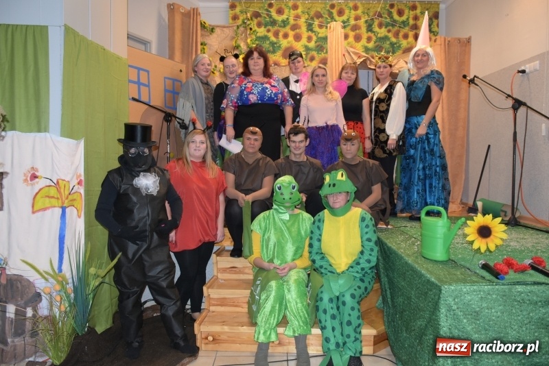 Zdjęcie w galerii na portalu naszraciborz.pl: Rodzice wystąpili dla dzieci. Nietypowy prezent na mikołajki w Roszkowie wiadomości z regionu