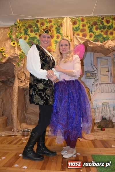 Zdjęcie w galerii na portalu naszraciborz.pl: Rodzice wystąpili dla dzieci. Nietypowy prezent na mikołajki w Roszkowie wiadomości z regionu