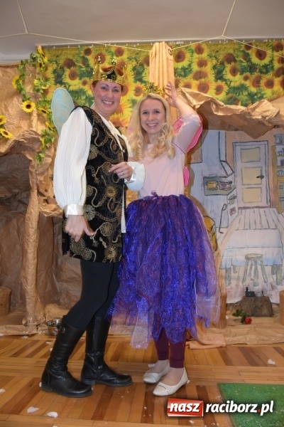 Zdjęcie w galerii na portalu naszraciborz.pl: Rodzice wystąpili dla dzieci. Nietypowy prezent na mikołajki w Roszkowie wiadomości z regionu