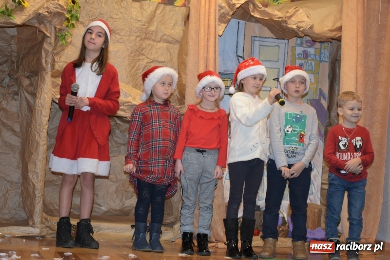 Zdjęcie w galerii na portalu naszraciborz.pl: Rodzice wystąpili dla dzieci. Nietypowy prezent na mikołajki w Roszkowie wiadomości z regionu