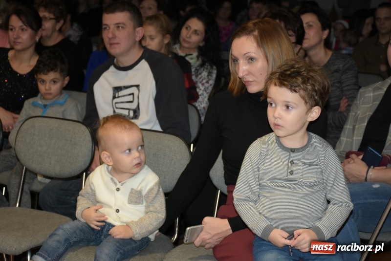 Zdjęcie w galerii na portalu naszraciborz.pl: Rodzice wystąpili dla dzieci. Nietypowy prezent na mikołajki w Roszkowie wiadomości z regionu