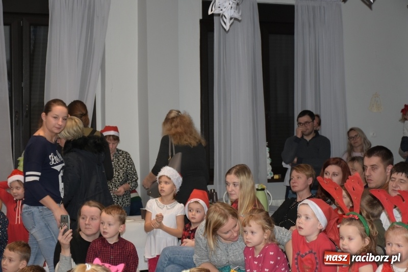 Zdjęcie w galerii na portalu naszraciborz.pl: Rodzice wystąpili dla dzieci. Nietypowy prezent na mikołajki w Roszkowie wiadomości z regionu