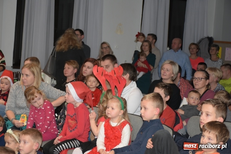 Zdjęcie w galerii na portalu naszraciborz.pl: Rodzice wystąpili dla dzieci. Nietypowy prezent na mikołajki w Roszkowie wiadomości z regionu