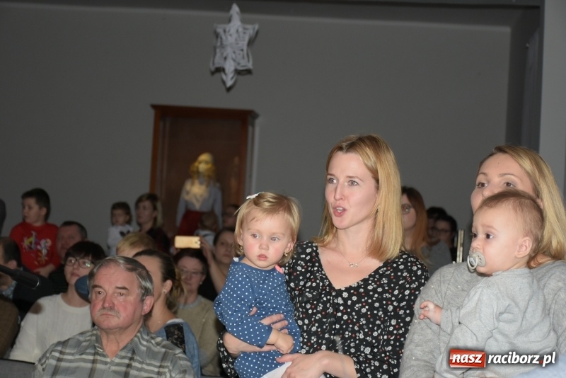 Zdjęcie w galerii na portalu naszraciborz.pl: Rodzice wystąpili dla dzieci. Nietypowy prezent na mikołajki w Roszkowie wiadomości z regionu