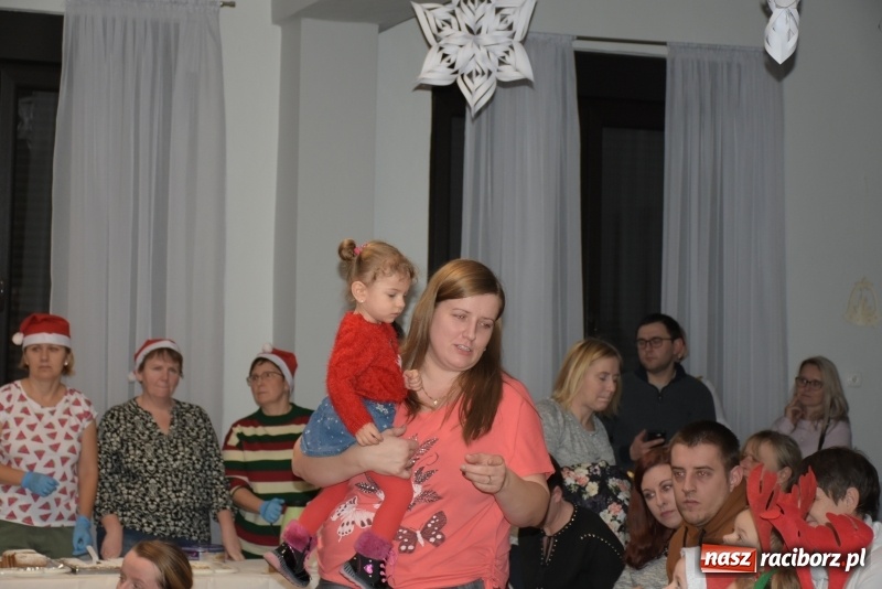 Zdjęcie w galerii na portalu naszraciborz.pl: Rodzice wystąpili dla dzieci. Nietypowy prezent na mikołajki w Roszkowie wiadomości z regionu