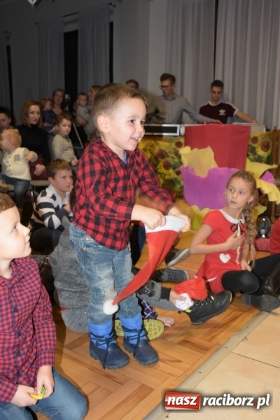 Zdjęcie w galerii na portalu naszraciborz.pl: Rodzice wystąpili dla dzieci. Nietypowy prezent na mikołajki w Roszkowie wiadomości z regionu