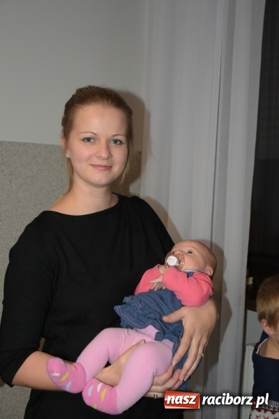 Zdjęcie w galerii na portalu naszraciborz.pl: Rodzice wystąpili dla dzieci. Nietypowy prezent na mikołajki w Roszkowie wiadomości z regionu