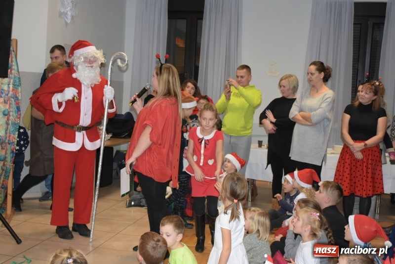 Zdjęcie w galerii na portalu naszraciborz.pl: Rodzice wystąpili dla dzieci. Nietypowy prezent na mikołajki w Roszkowie wiadomości z regionu