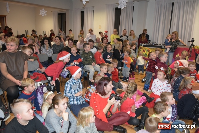Zdjęcie w galerii na portalu naszraciborz.pl: Rodzice wystąpili dla dzieci. Nietypowy prezent na mikołajki w Roszkowie wiadomości z regionu