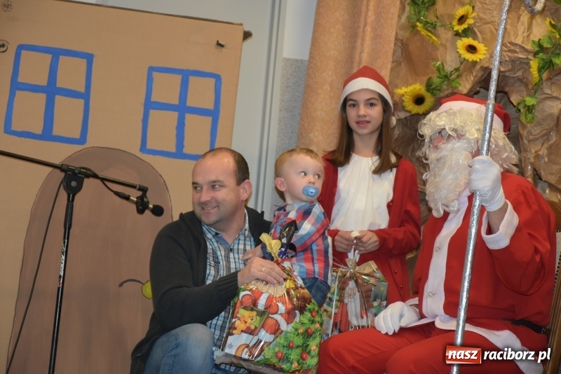 Zdjęcie w galerii na portalu naszraciborz.pl: Rodzice wystąpili dla dzieci. Nietypowy prezent na mikołajki w Roszkowie wiadomości z regionu