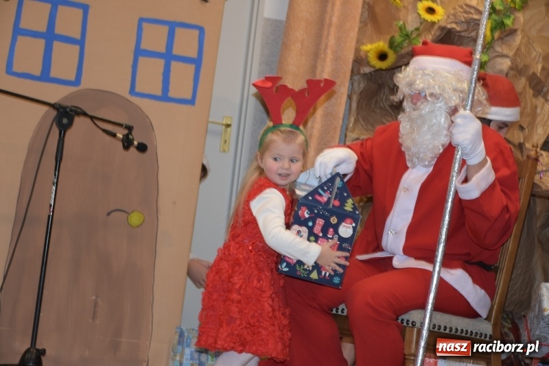 Zdjęcie w galerii na portalu naszraciborz.pl: Rodzice wystąpili dla dzieci. Nietypowy prezent na mikołajki w Roszkowie wiadomości z regionu