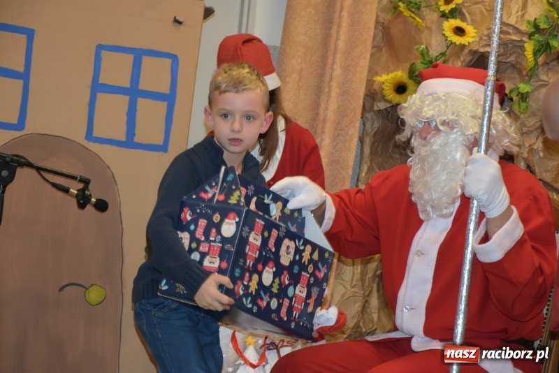 Zdjęcie w galerii na portalu naszraciborz.pl: Rodzice wystąpili dla dzieci. Nietypowy prezent na mikołajki w Roszkowie wiadomości z regionu