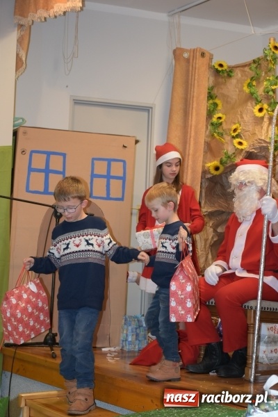 Zdjęcie w galerii na portalu naszraciborz.pl: Rodzice wystąpili dla dzieci. Nietypowy prezent na mikołajki w Roszkowie wiadomości z regionu