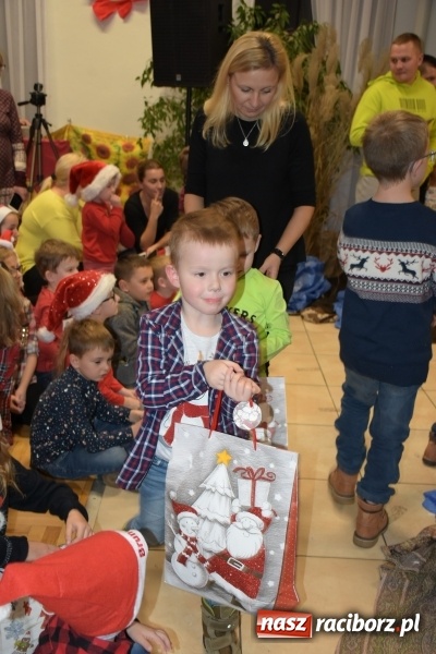 Zdjęcie w galerii na portalu naszraciborz.pl: Rodzice wystąpili dla dzieci. Nietypowy prezent na mikołajki w Roszkowie wiadomości z regionu